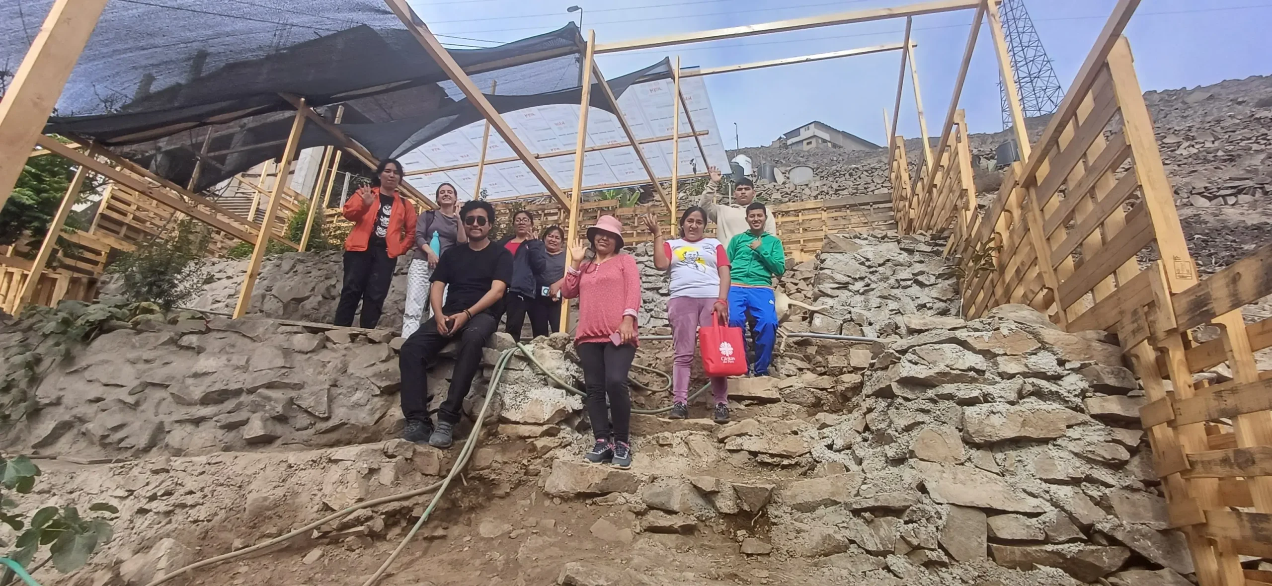 Participants of the Urban Environmental Innovation project in Lima, Peru, working together on eco-friendly initiatives to improve housing and living conditions in vulnerable districts.